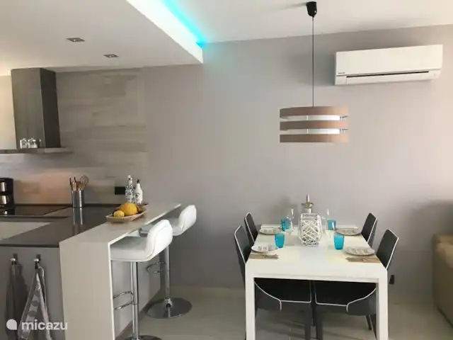 Penthouse Casa Esmeralda | Espagne, Costa Blanca, Torrevieja - appartement Séjour avec cuisine ouverte et bar cosy. Table à manger extensible.