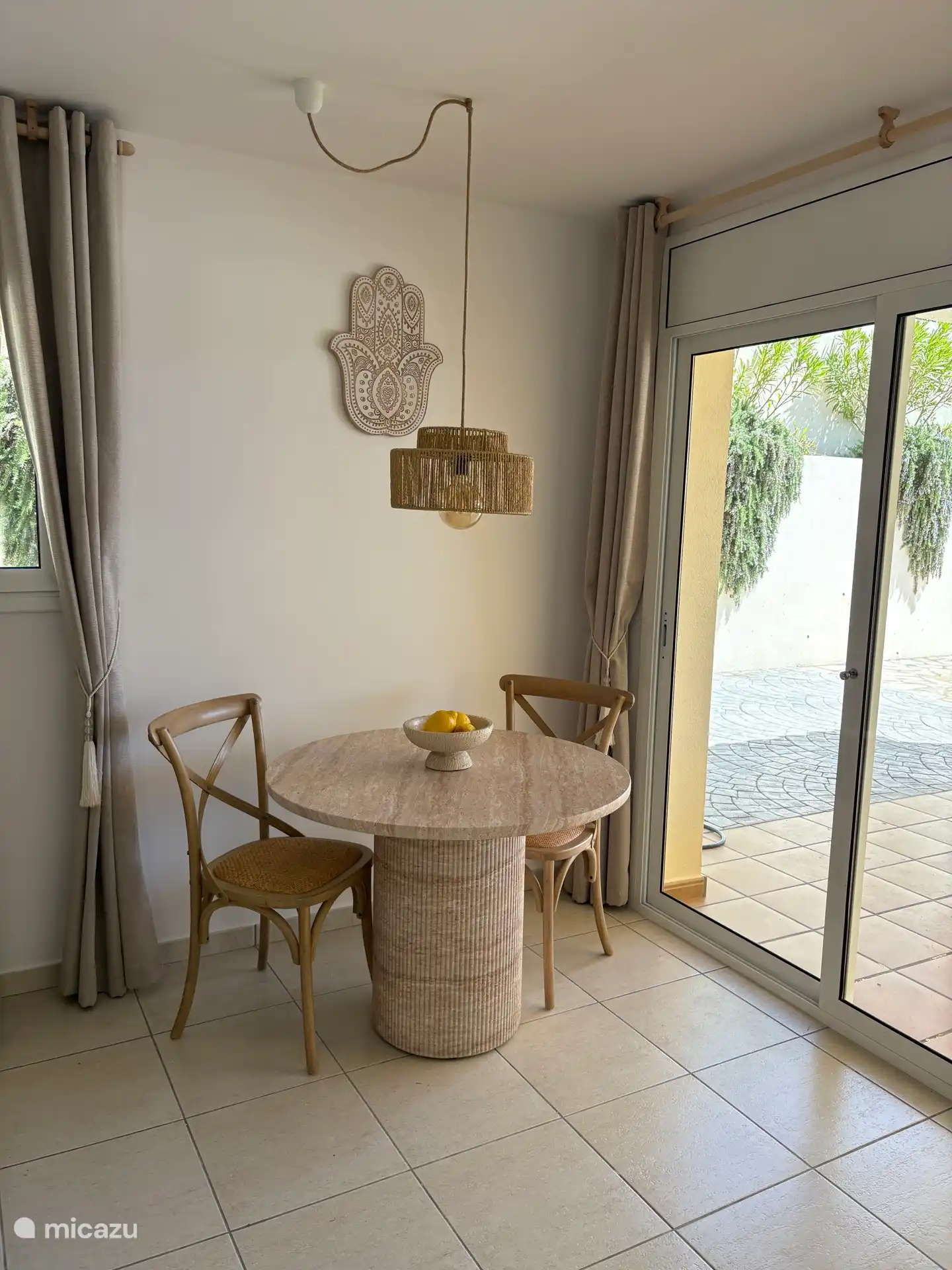 Cuisine avec porte donnant sur la terrasse