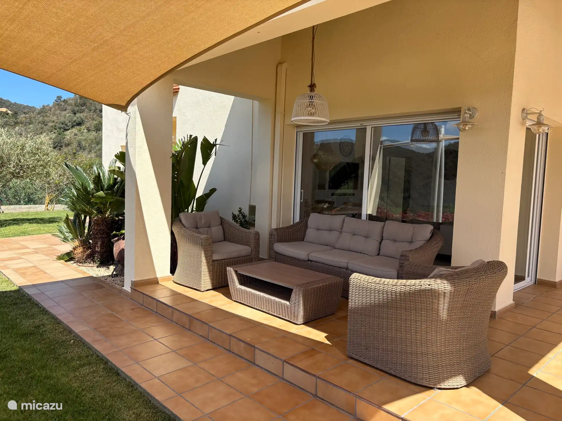 Coin salon (couvert) avec vue sur la vallée