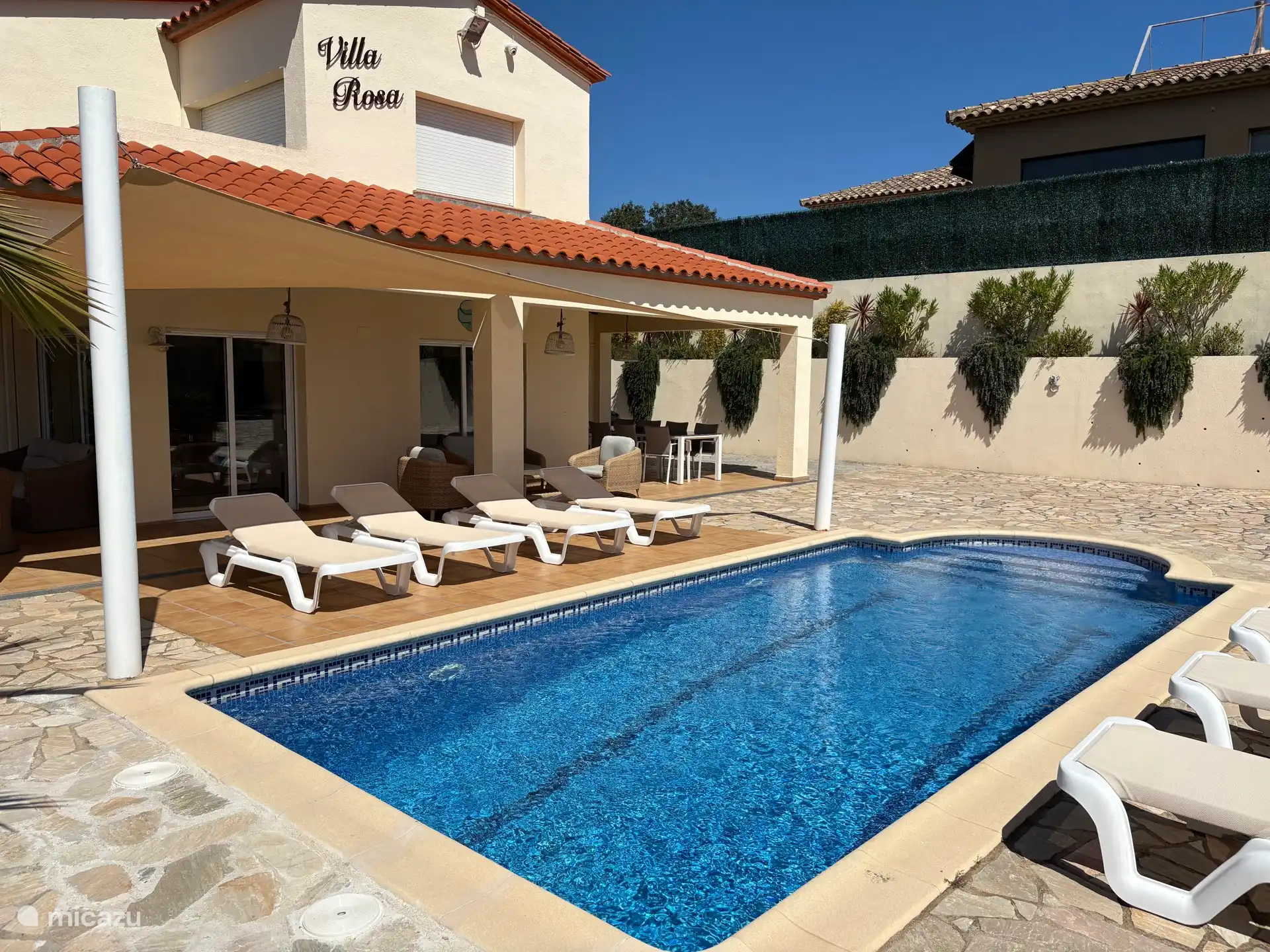 Autour de la villa, vous êtes assis au soleil toute la journée