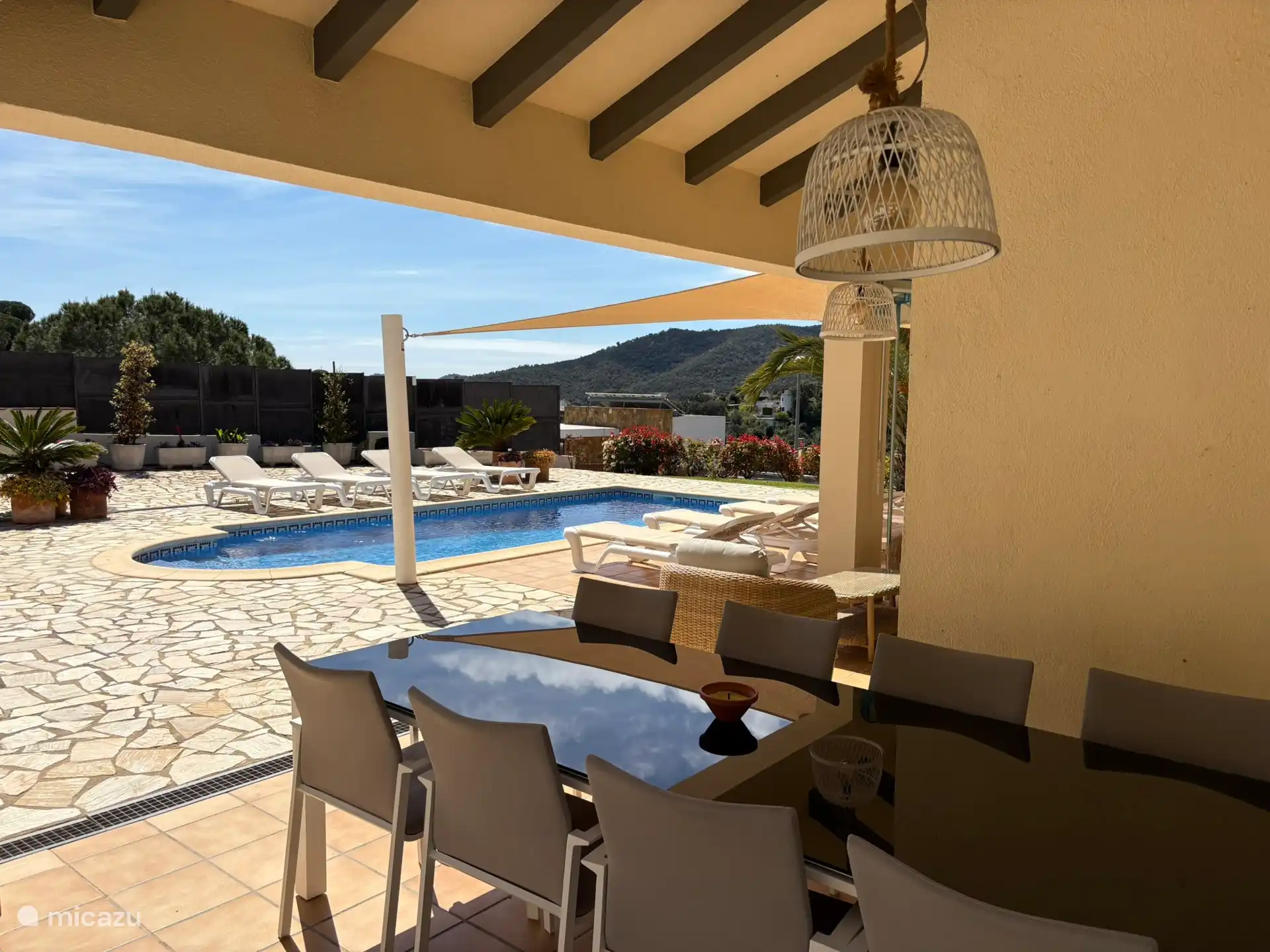 Terrasse adjacente avec 8 chaises longues