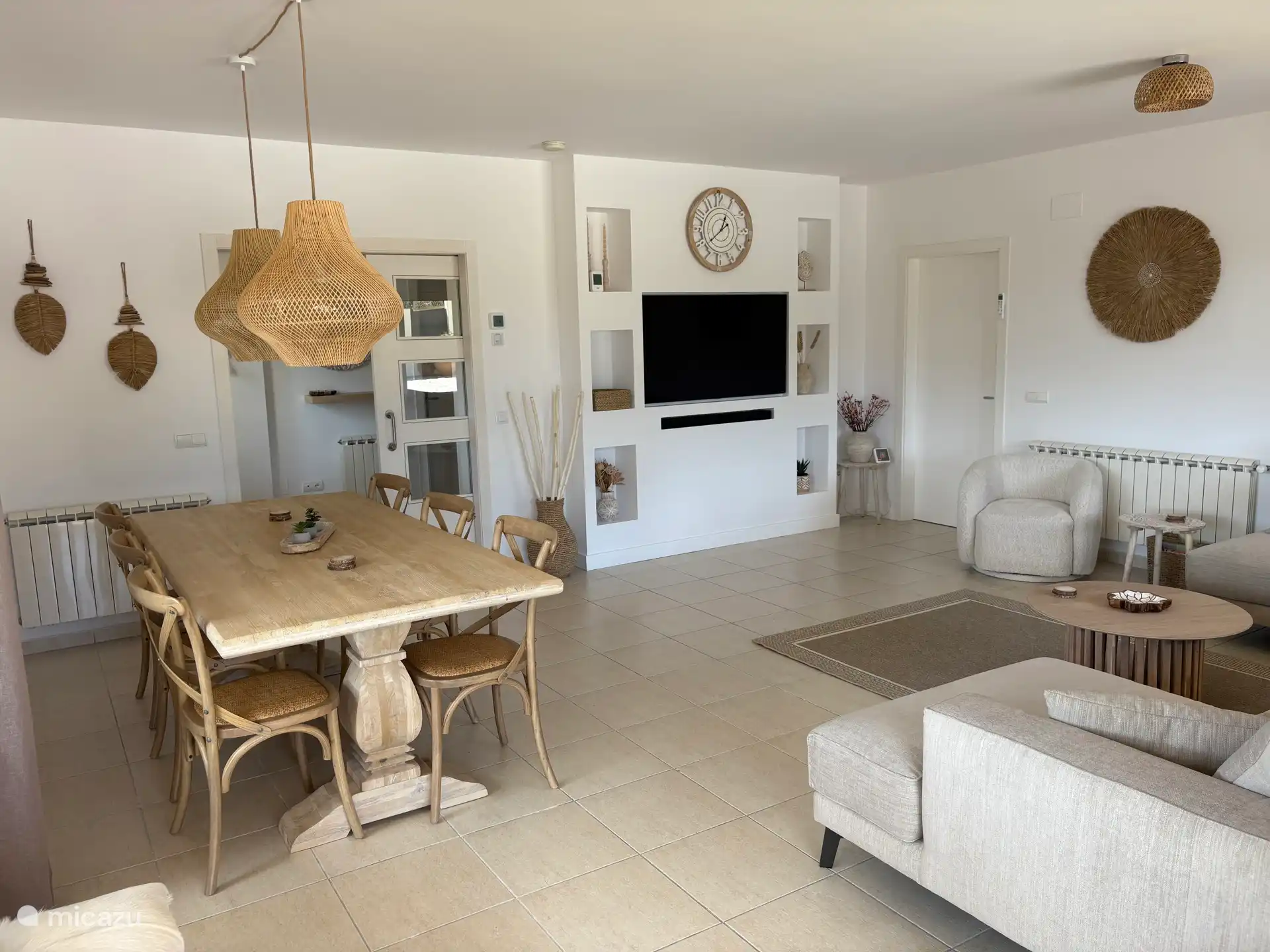 Vue d’ensemble salon avec télévision et barre de son