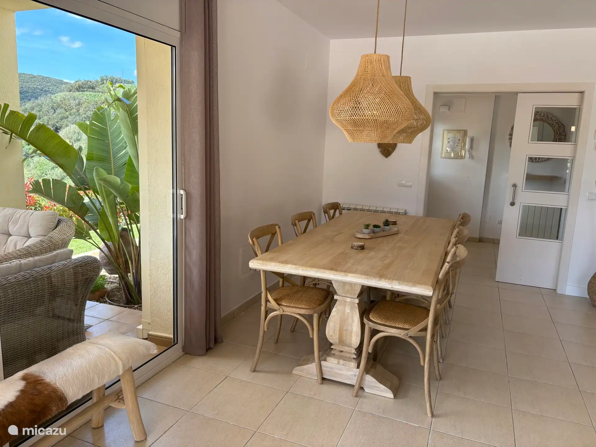 Table à manger dans le salon