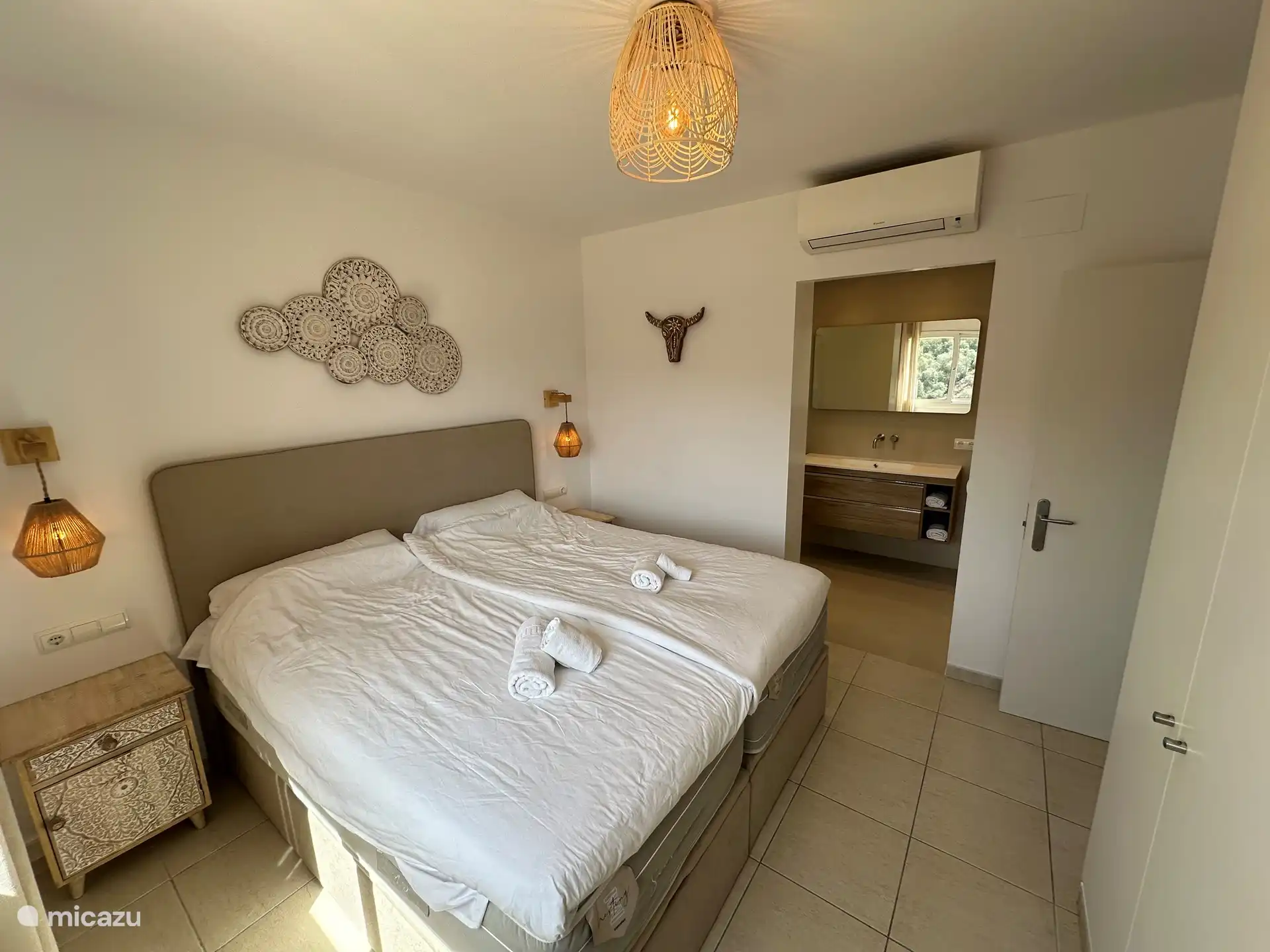 Chambre 1 au rez-de-chaussée avec salle de bain en suite