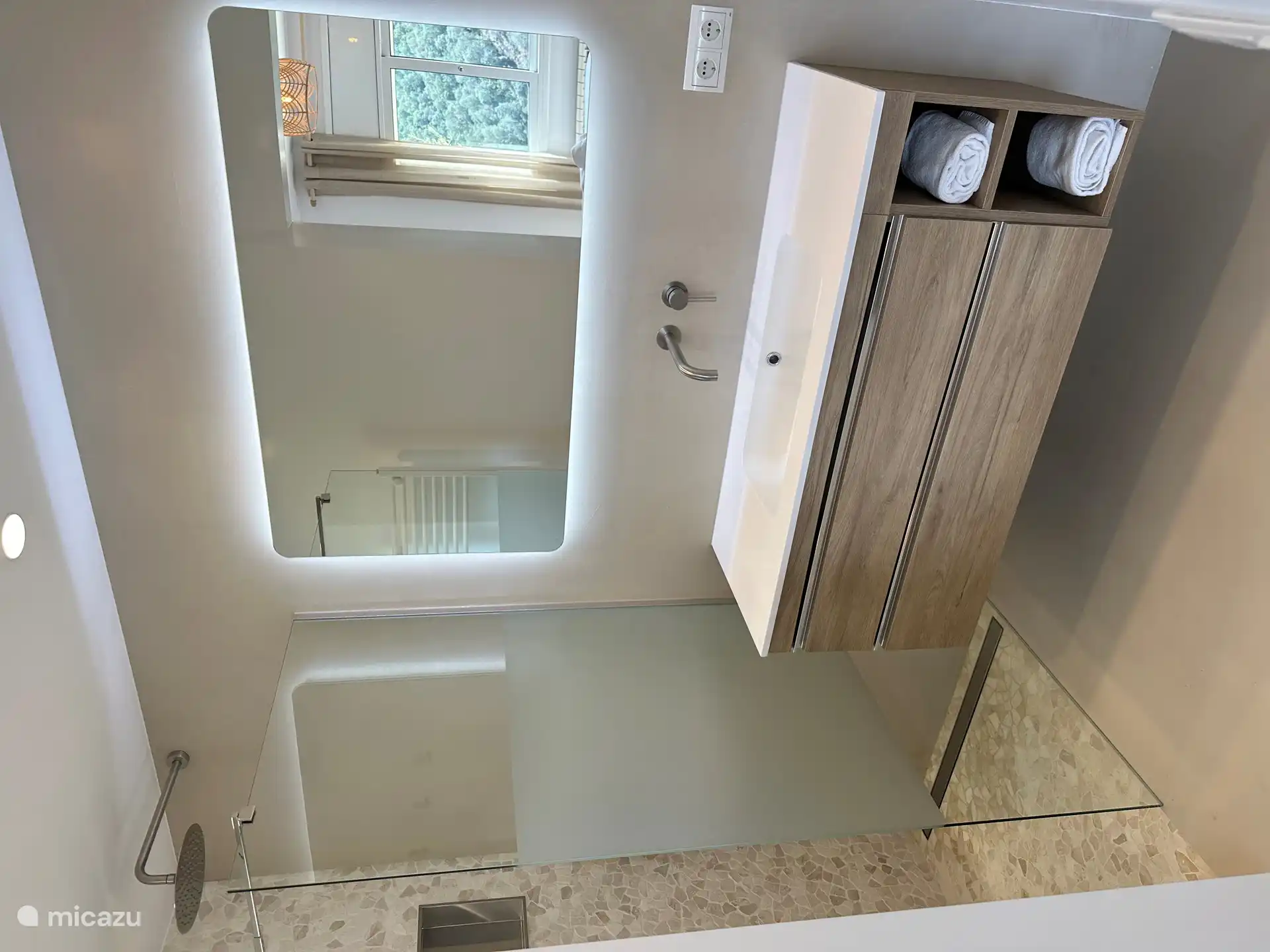 Salle de bain attenante au rez-de-chaussée