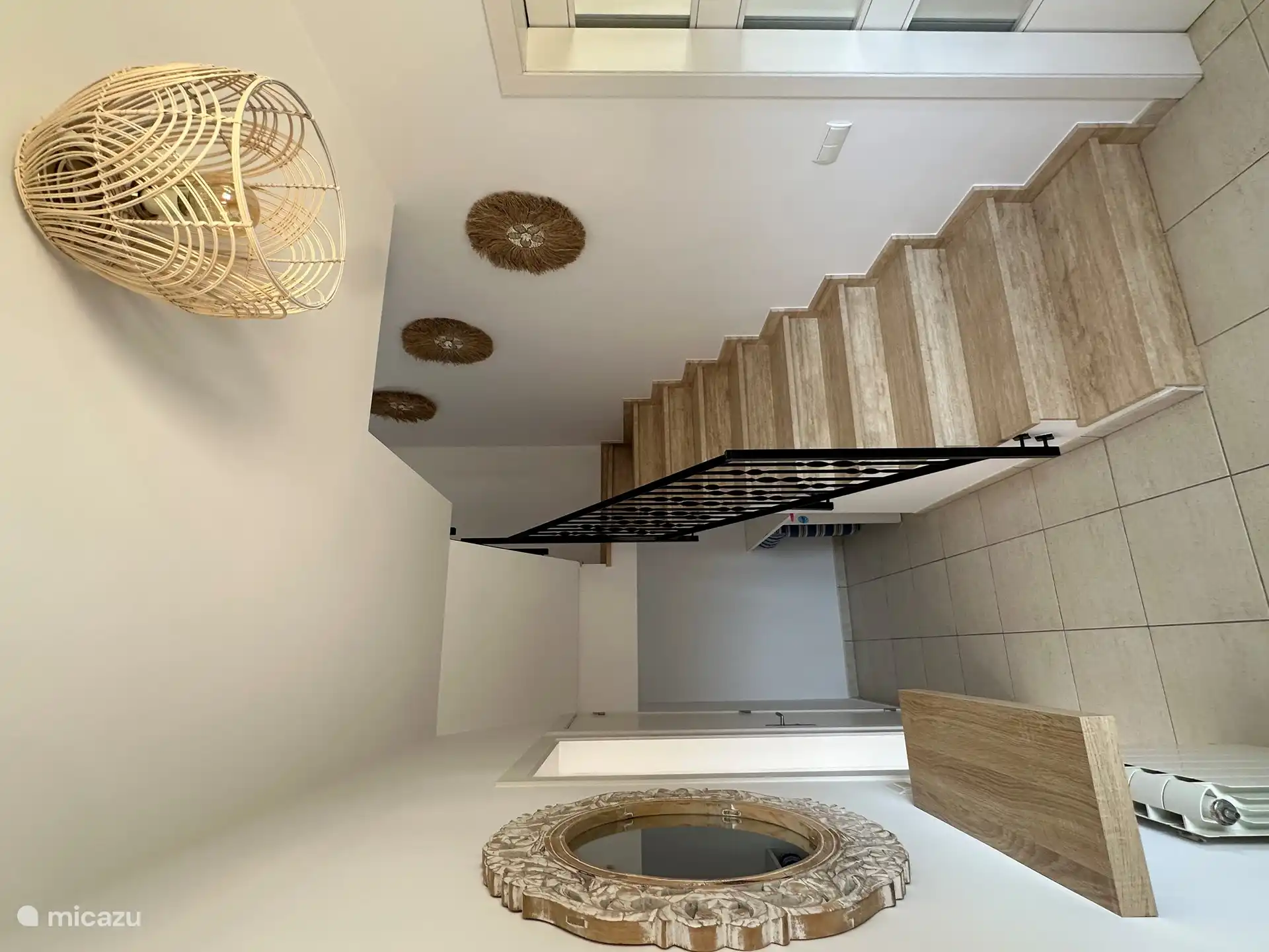 Hall au rez-de-chaussée avec escalier vers le haut