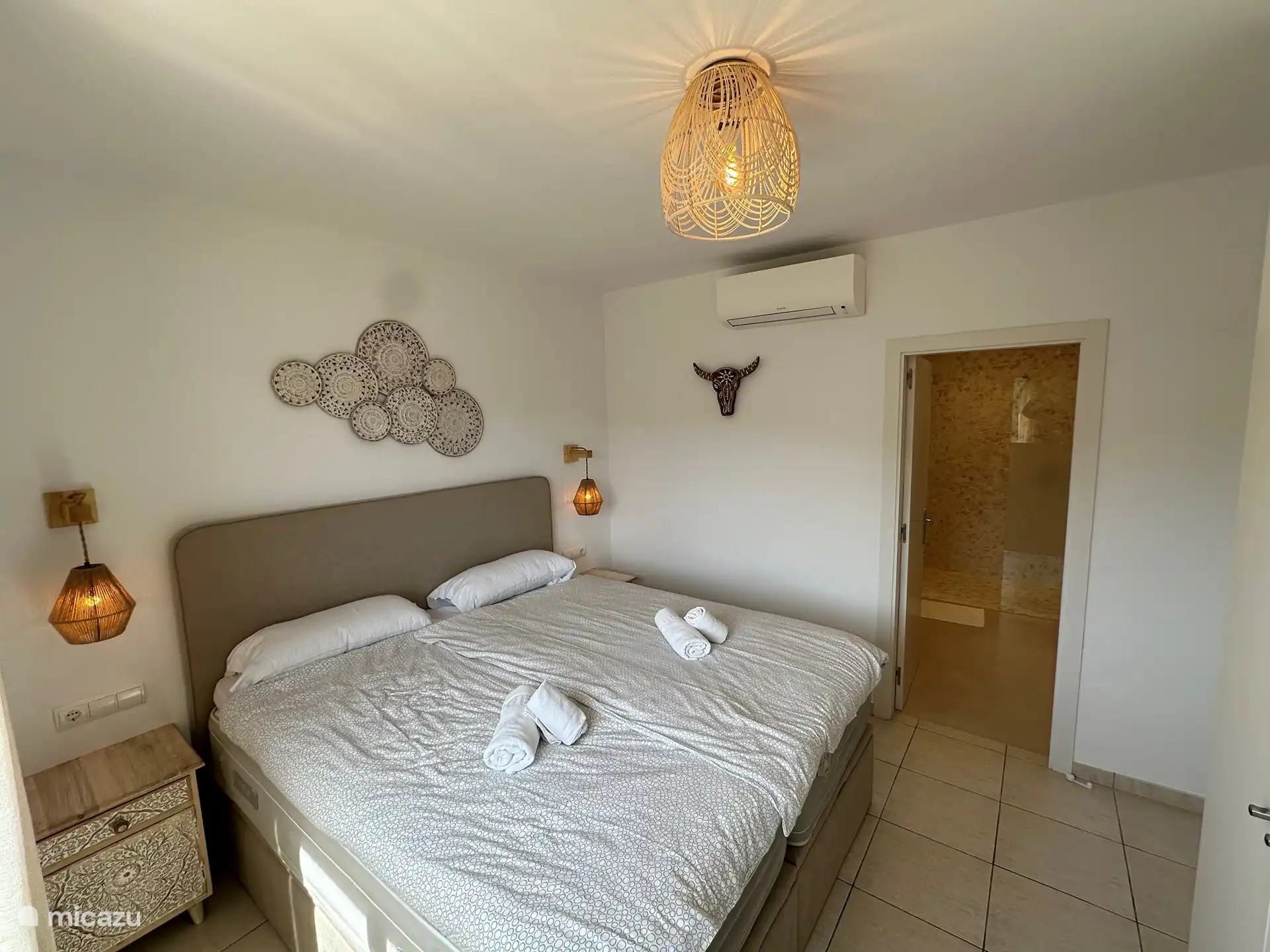 Chambre 2 avec porte vers la salle de bain adjacente 2