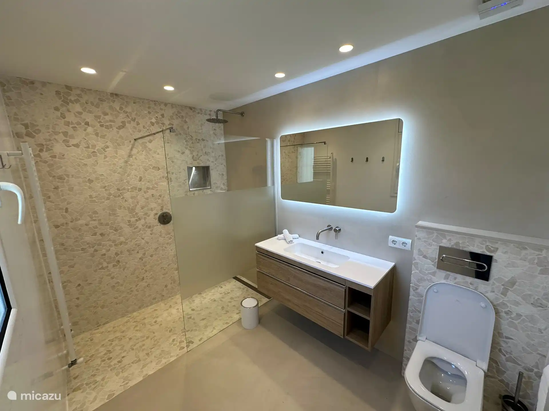 Salle de bain 2 appartenant à la chambre 2