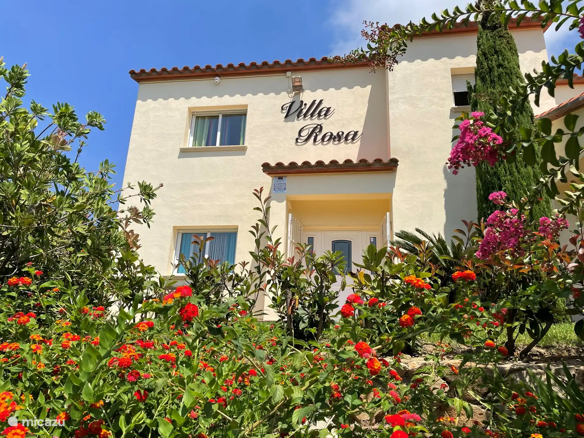 Vue de la porte d'entrée depuis le jardin