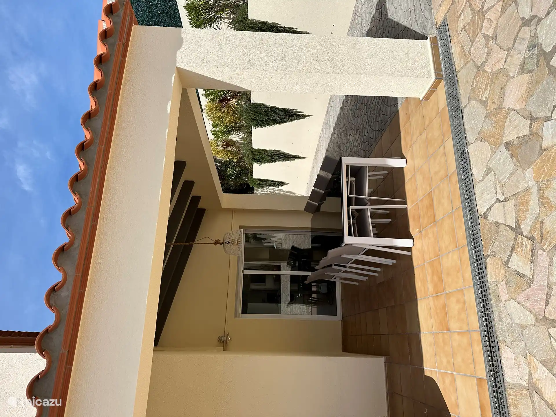 Table à manger avec 8 chaises (couvertes)