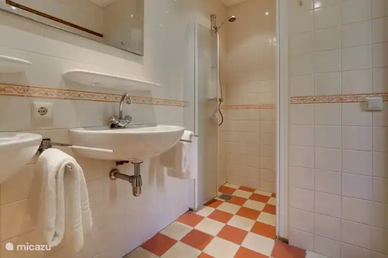 Badkamer en-suite begane grond 
