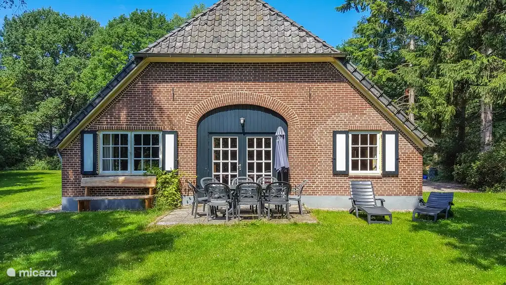 Heerlijke tuin, met eetset en loungestoelen.