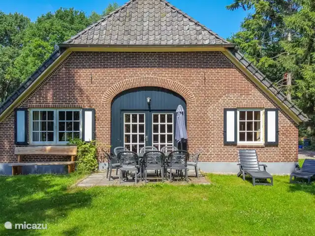 Ferme Pretoria pour 8 personnes. | Pays-Bas, Gueldre, Hengelo - maison de vacances Beau jardin avec salle à manger et chaises longues.