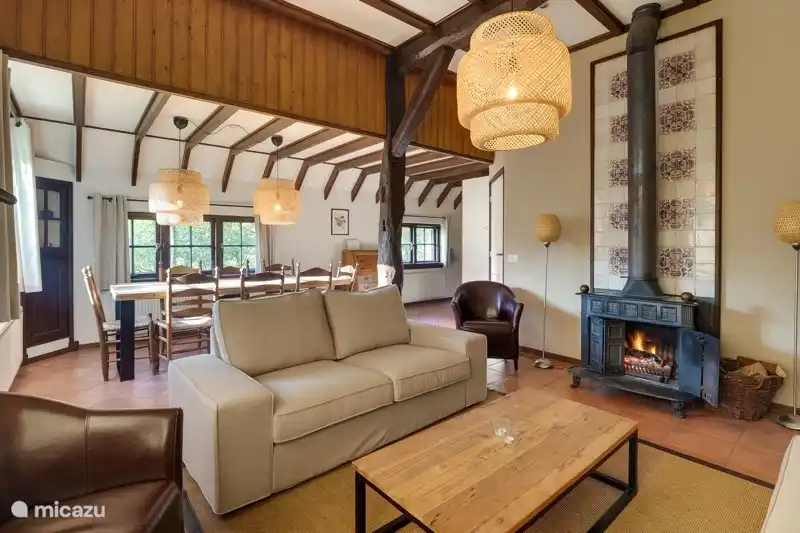 Ruime zit- en eethoek