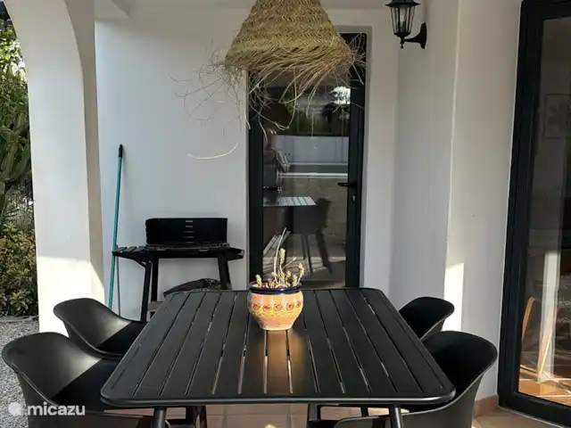 La Porteña en España, Costa Blanca, Moraira - villa Conjunto de jardín (debajo de la veranda) y conjunto de salón al lado de la casa.