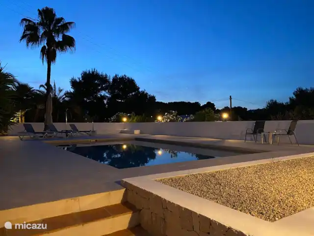 La Porteña en España, Costa Blanca, Moraira - villa piscina por la noche