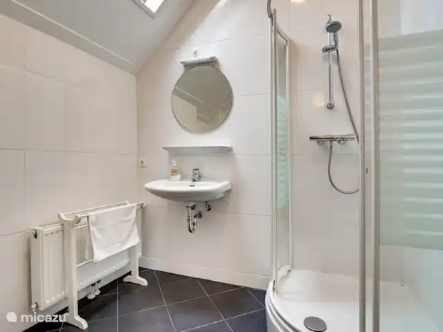 Tussen Ysselt, ferme de 14 personnes | Pays-Bas, Gueldre, Hoog-Keppel - maison de vacances Salle de bain avec douche et WC au premier étage