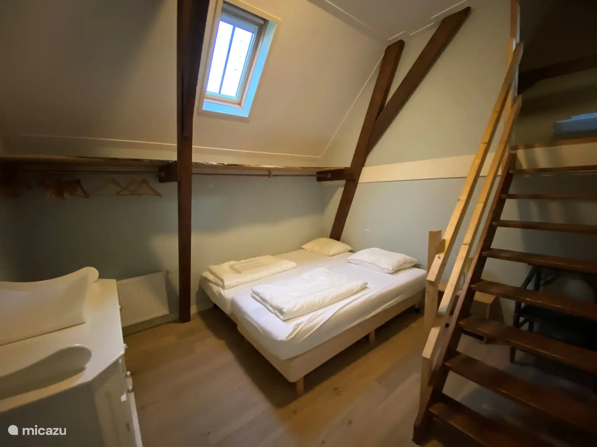 Schlafzimmer mit Kommode, dieses Zimmer bietet Zugang zum Schlafzimmer im Dachgeschoss