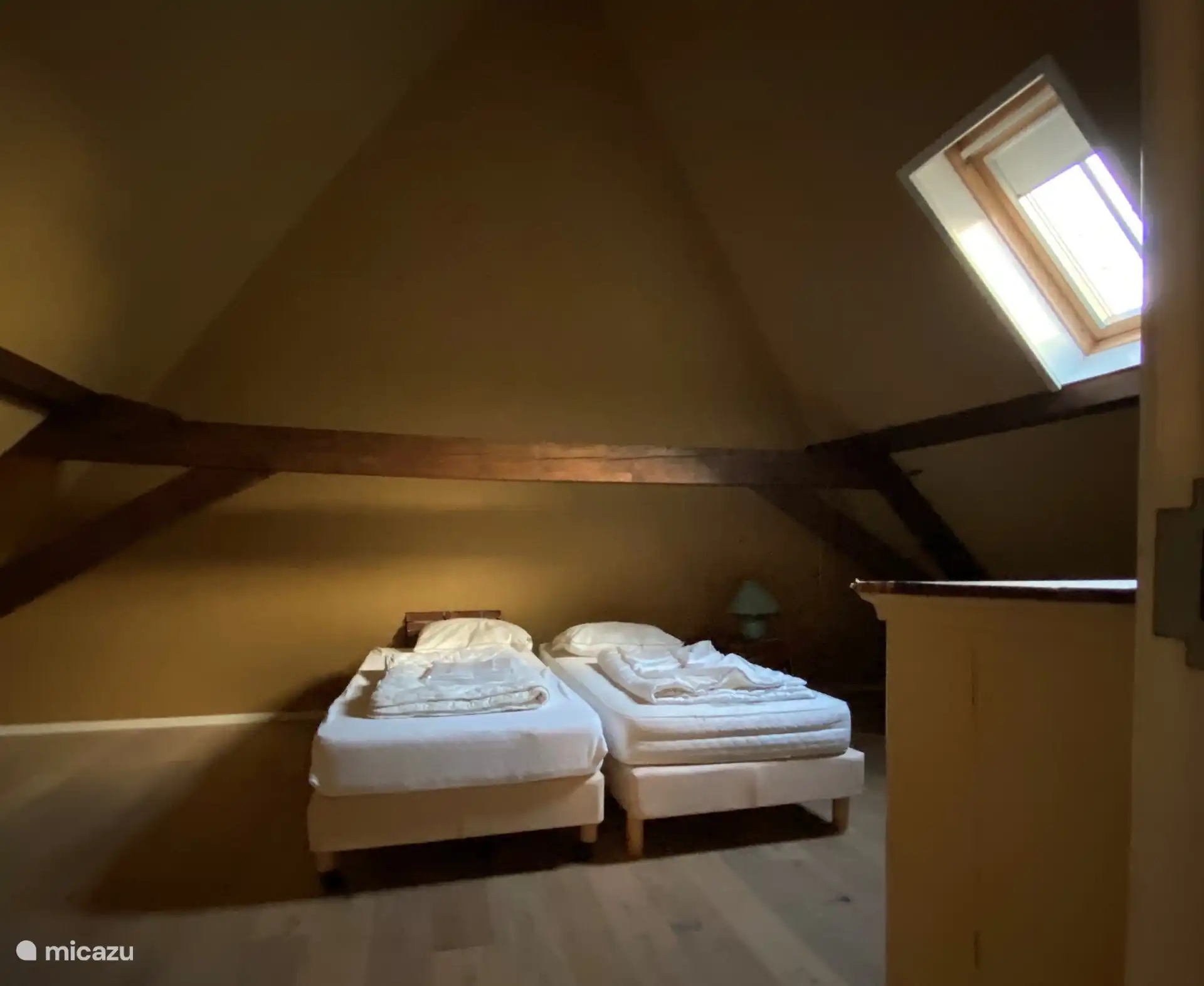 Dachzimmer mit Treppe im Zimmer mit Kommode zugänglich 