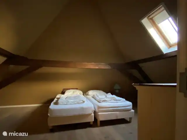 Tussen Ysselt, ferme de 14 personnes | Pays-Bas, Gueldre, Hoog-Keppel - maison de vacances Chambre mansardée accessible par escalier dans la chambre avec la commode