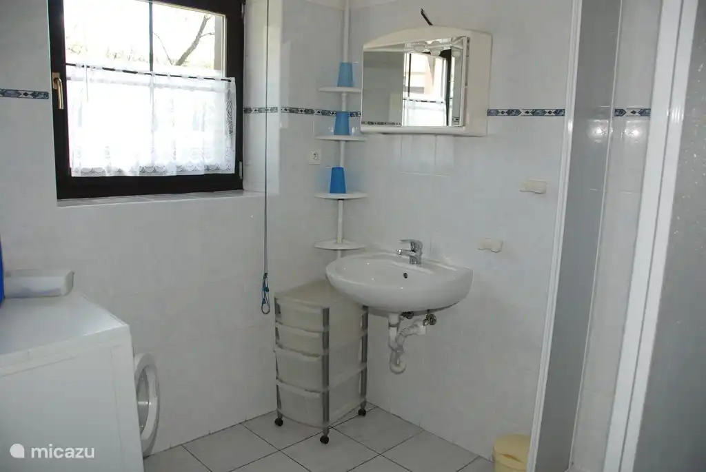 Er zijn twee badkamers en 2 toiletten (begane grond en 1e etage)