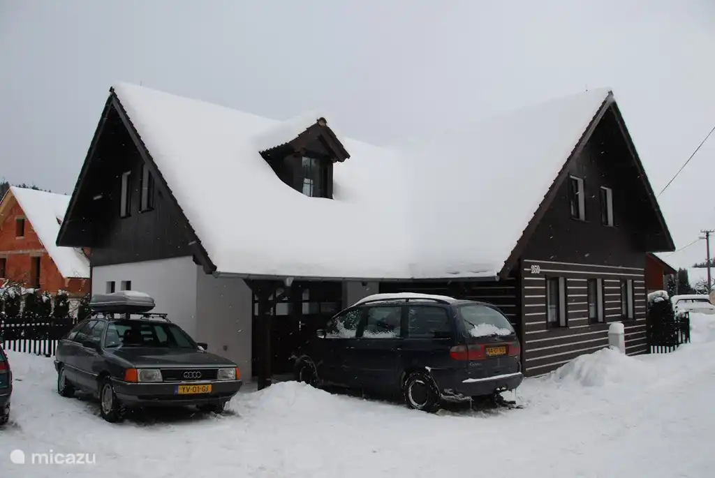 Max. 12 persoons, grote woonkamer, 2 badkamers, 2 toiletten. 5 sterrenpark: Cerny Dul-CernaHora-Pec: een van de grootste en mooiste skigebieden van Tsjechie. Onze drie huizen liggen op 200 meter van het skigebied Cerny Dul en heel centraal t.o.v. de andere skigebieden van het Reuzengebergte. 
