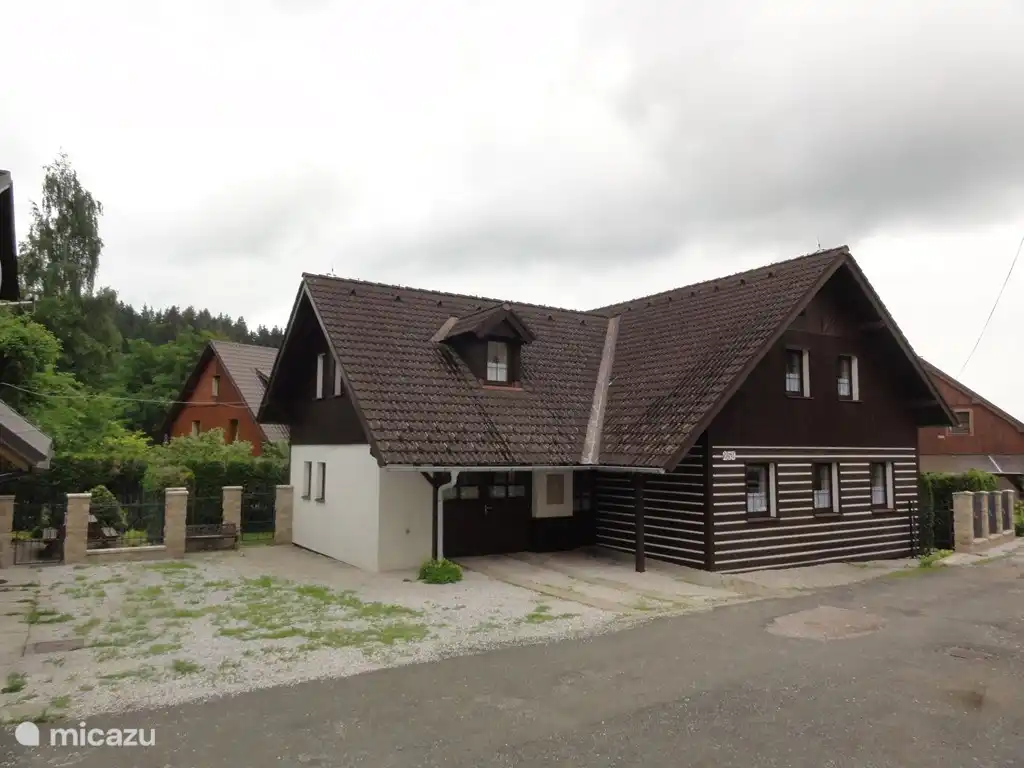 Cerny Dul 259 in de zomer: groot huis met een omheinde tuin centraal in het dorp en centraal in het Nationaalpark 'Reuzengebergte'.
