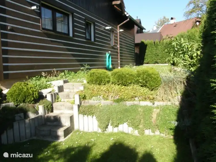 De tuin heeft verschillende zithoeken