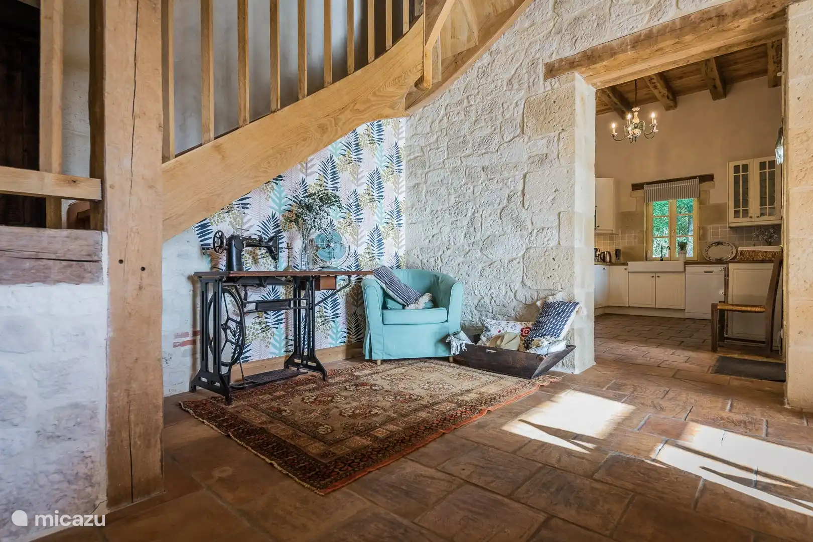 Sitzecke mit Treppe in den ersten Stock