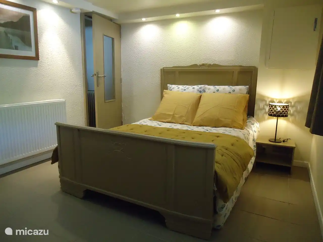 Schlafzimmer im Erdgeschoss mit Waschgelegenheit