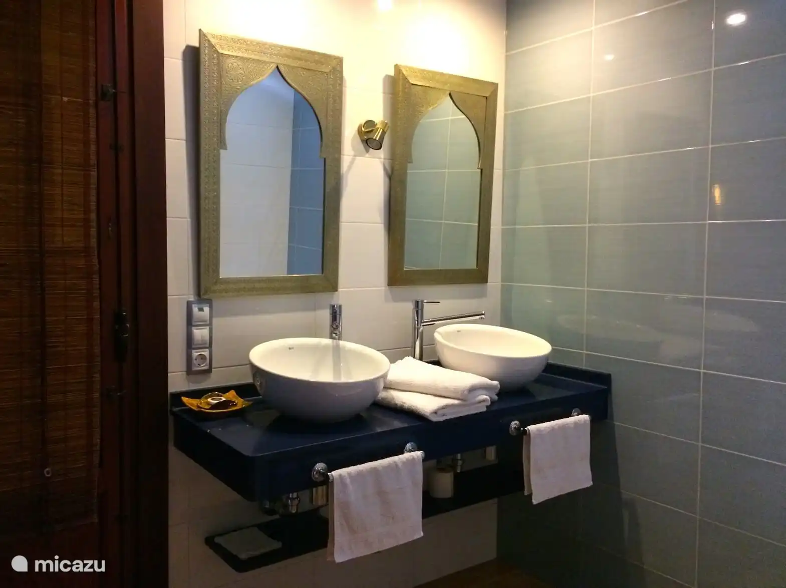 Cuarto de baño con ducha a ras de suelo.