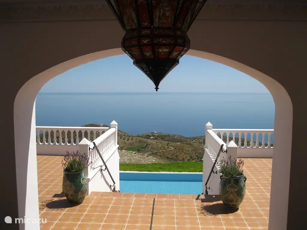 Infinitas vistas al mar (a 3 km), incluso al arrecife marroquí.