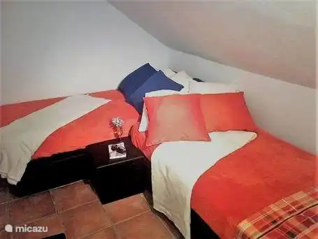 Pequeña tercera habitación debajo de las escaleras