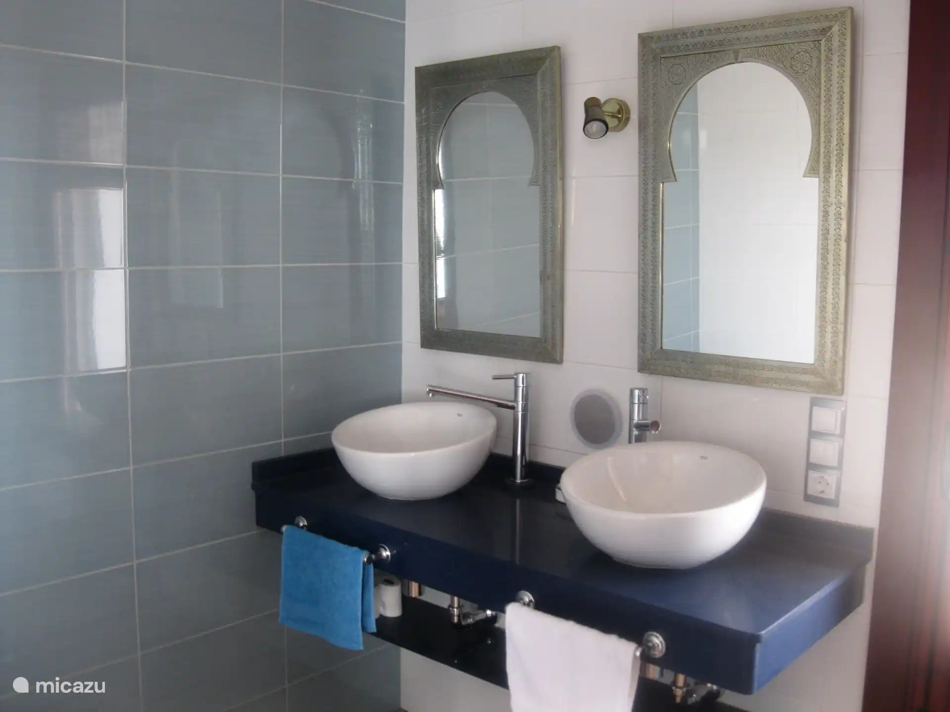 Cuarto de baño con ducha a ras de suelo