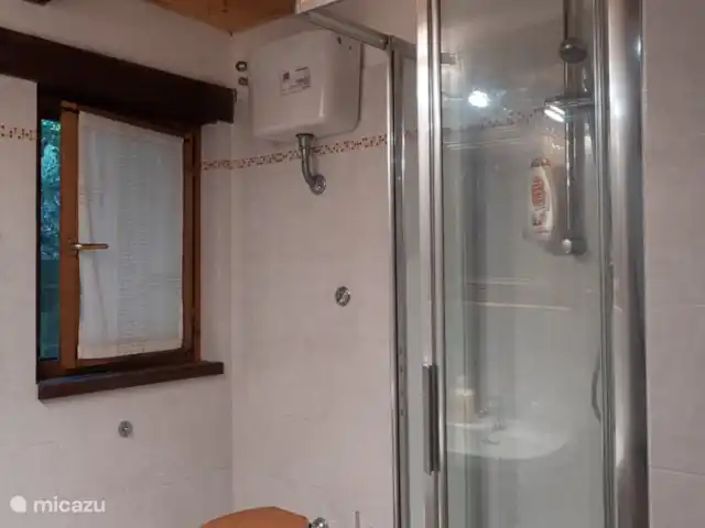 Casetta Degli Angeli | Italie, Ombrie, Ficulle - maison de vacances Salle de bain 2 Vista sul Mare, lavabo, bidet, toilette et douche