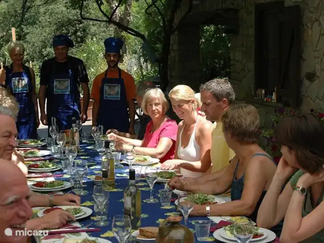 Casetta Degli Angeli | Italie, Ombrie, Ficulle - maison de vacances Table d'hôtes à l'extérieur sur la piazzetta