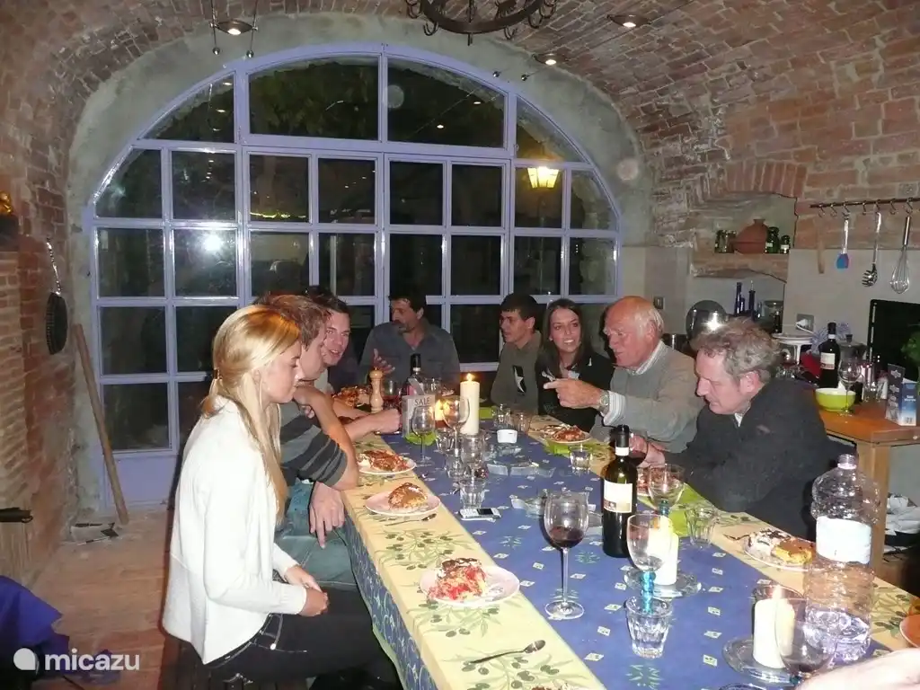 Wenn das Wetter nicht so gut ist, können Sie am Gästetisch in einer der etruskischen Höhlen Platz nehmen