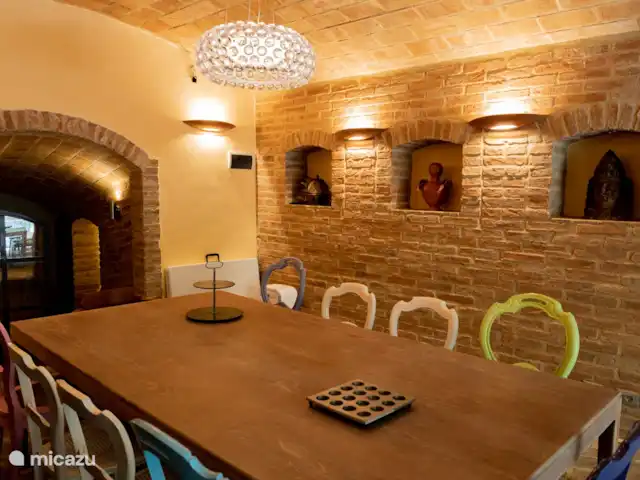 Casetta Degli Angeli | Italie, Ombrie, Ficulle - maison de vacances S'il pleut, vous pouvez vous asseoir à la table d'hôtes dans cette grotte
