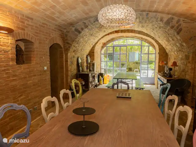 Casetta Degli Angeli | Italie, Ombrie, Ficulle - maison de vacances S'il pleut, vous pouvez vous asseoir à la table d'hôtes dans cette grotte