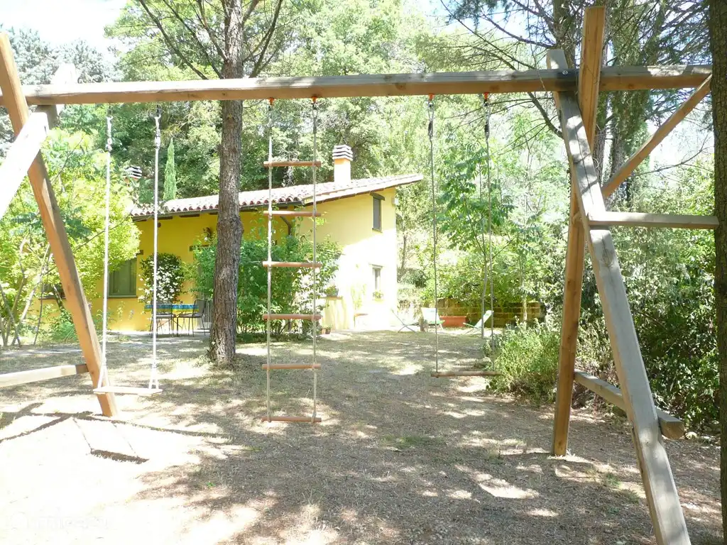 der garten in der casetta degli angeli mit spielgeräten