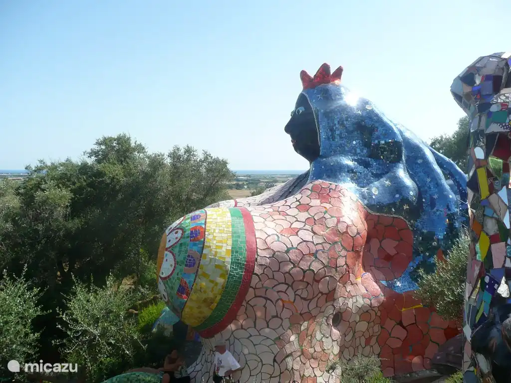 Die Kaiserin im Parco dei Tarocchi von Nikki de St.Phalle