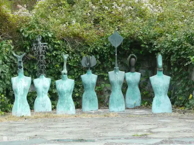 Casetta Degli Angeli | Italie, Ombrie, Ficulle - maison de vacances statues dans le parc par Daniel Spoerri