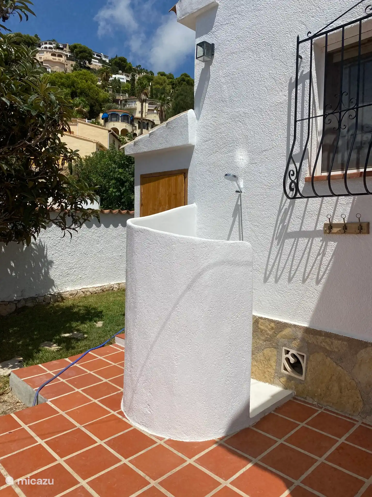 ducha exterior y baño exterior