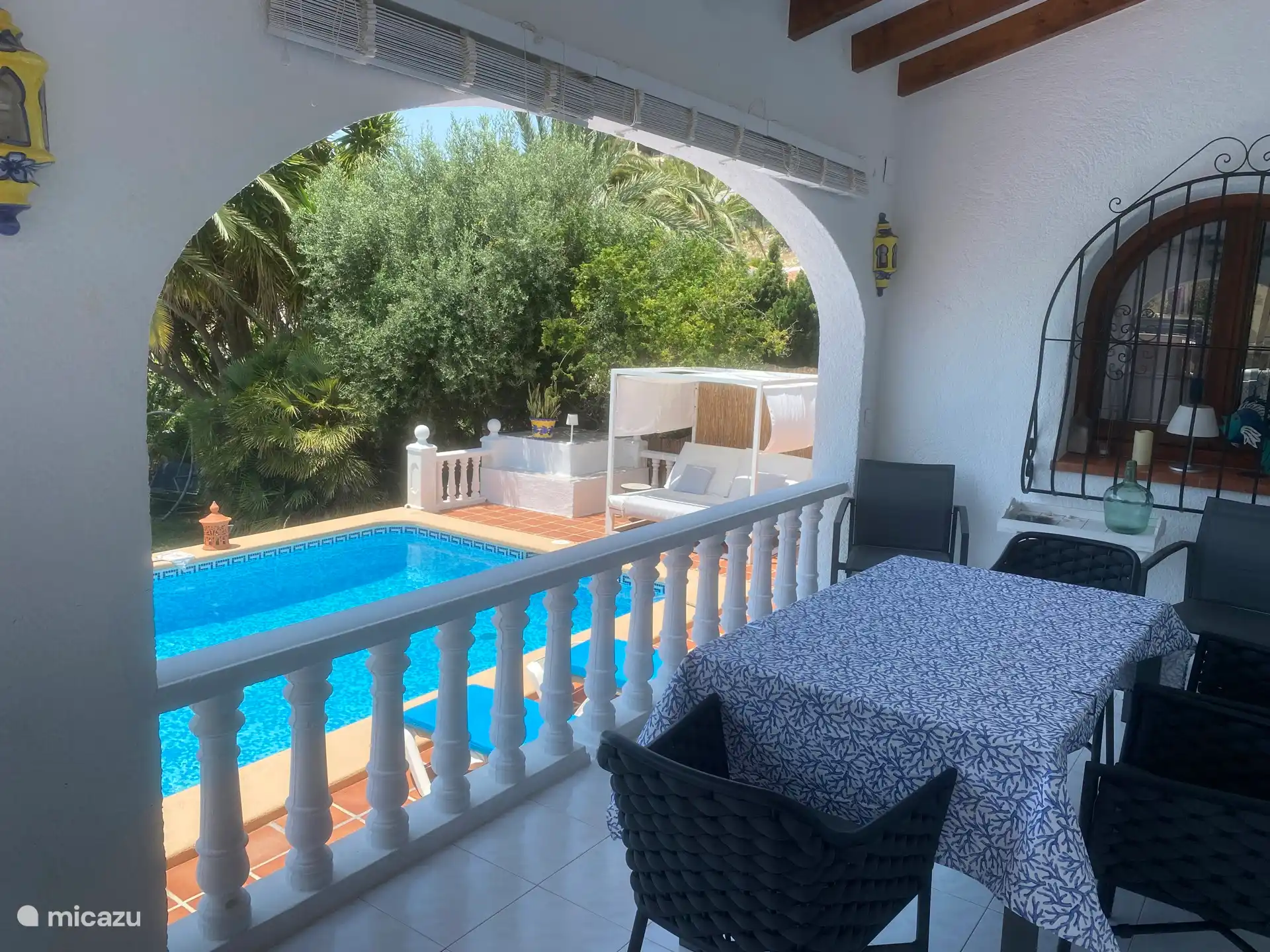 Der Tisch auf der Veranda kann für bis zu 8 Personen erweitert werden