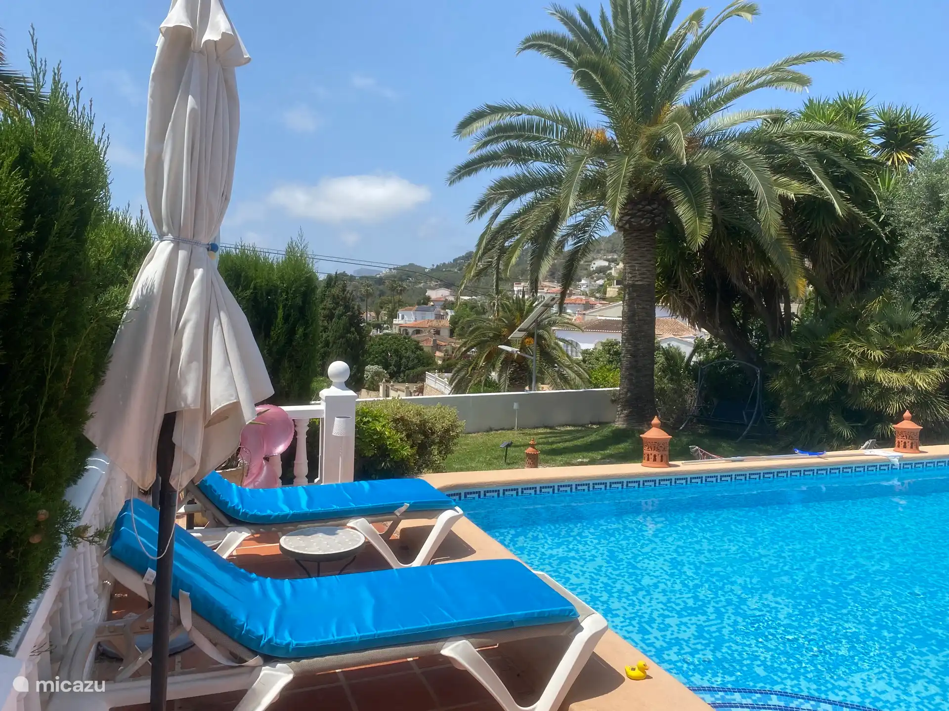 Schöne Betten und viele Sonnenschirme am Pool