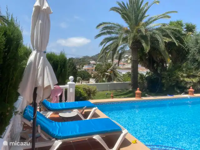Casa Buena Vista, Benissa Costa  | Espagne, Costa Blanca, Benissa - villa De beaux lits et beaucoup de parasols au bord de la piscine