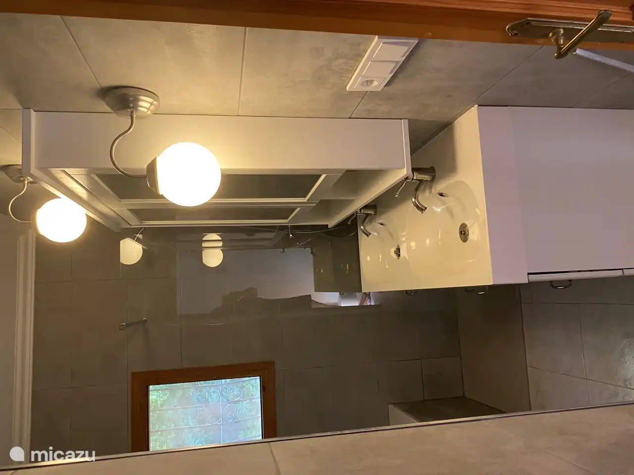 zweites Badezimmer mit Doppelwaschbecken, Dusche, WC und Badewanne