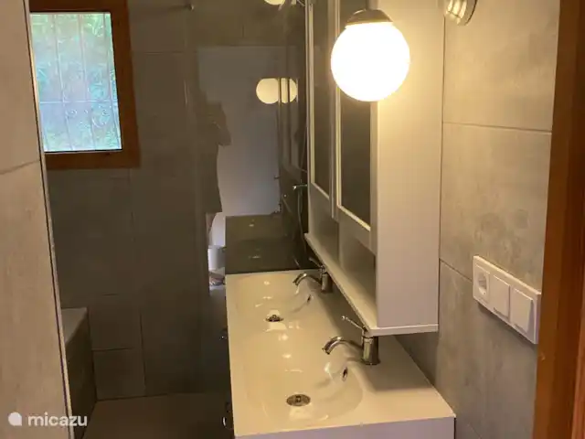 Casa Buena Vista, Benissa Costa  | Espagne, Costa Blanca, Benissa - villa deuxième salle de bain avec double vasque, douche, toilette et baignoire