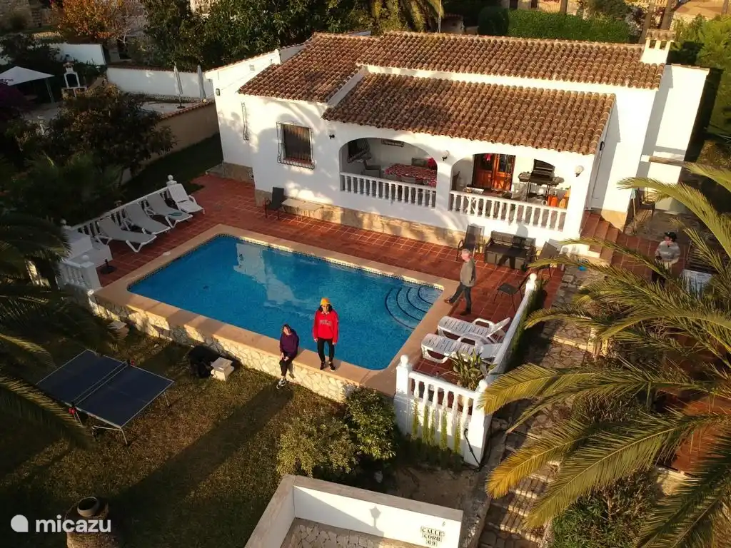 Auch im Winter liegt das Haus gut auf der Sonne. Dieses Foto wird um 17.30 Uhr und 5 Minuten vor Sonnenuntergang aufgenommen. Danke an die Familie Reijns für das Foto.