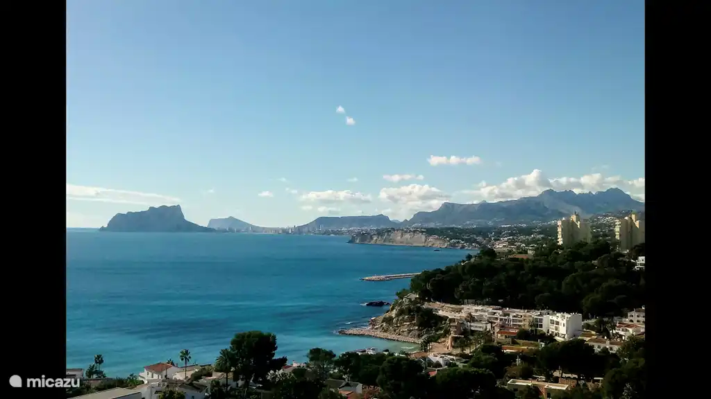 Blick über das Meer von Moraira mit dem Ifach-Felsen im Hintergrund, der auch vom Haus aus zu sehen ist.